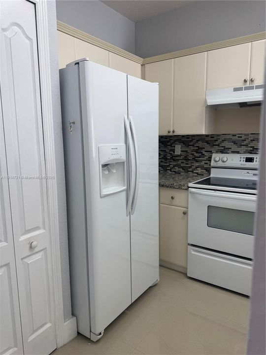 Active With Contract: $2,300 (2 beds, 2 baths, 1130 Square Feet)