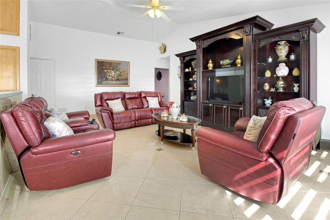 待售: $840,000 (4 贝兹, 2 浴室, 2532 平方英尺)