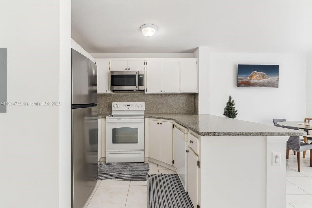 待售: $239,000 (2 贝兹, 1 浴室, 848 平方英尺)