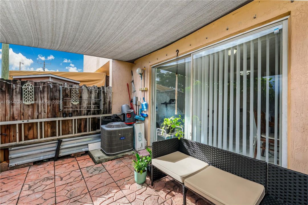 待售: $239,000 (2 贝兹, 1 浴室, 848 平方英尺)