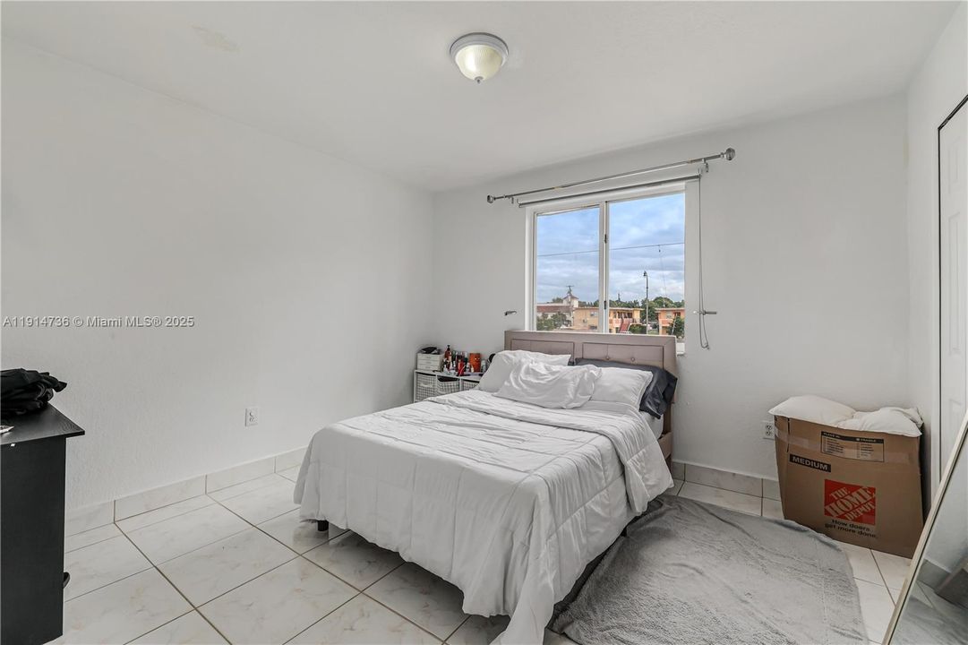 待售: $239,000 (2 贝兹, 1 浴室, 848 平方英尺)