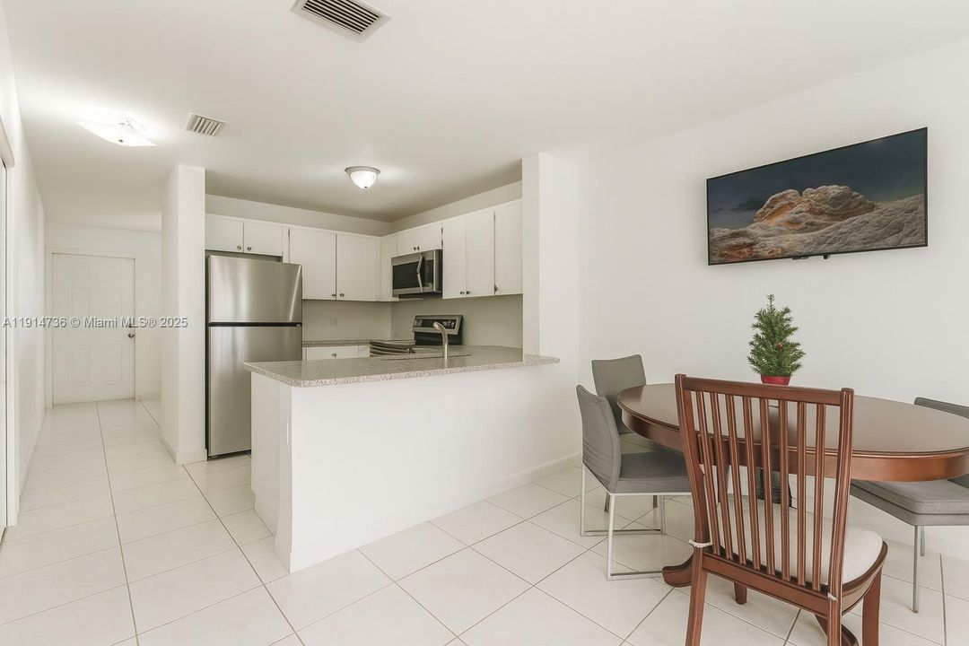 待售: $239,000 (2 贝兹, 1 浴室, 848 平方英尺)