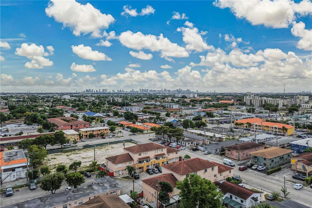 待售: $239,000 (2 贝兹, 1 浴室, 848 平方英尺)