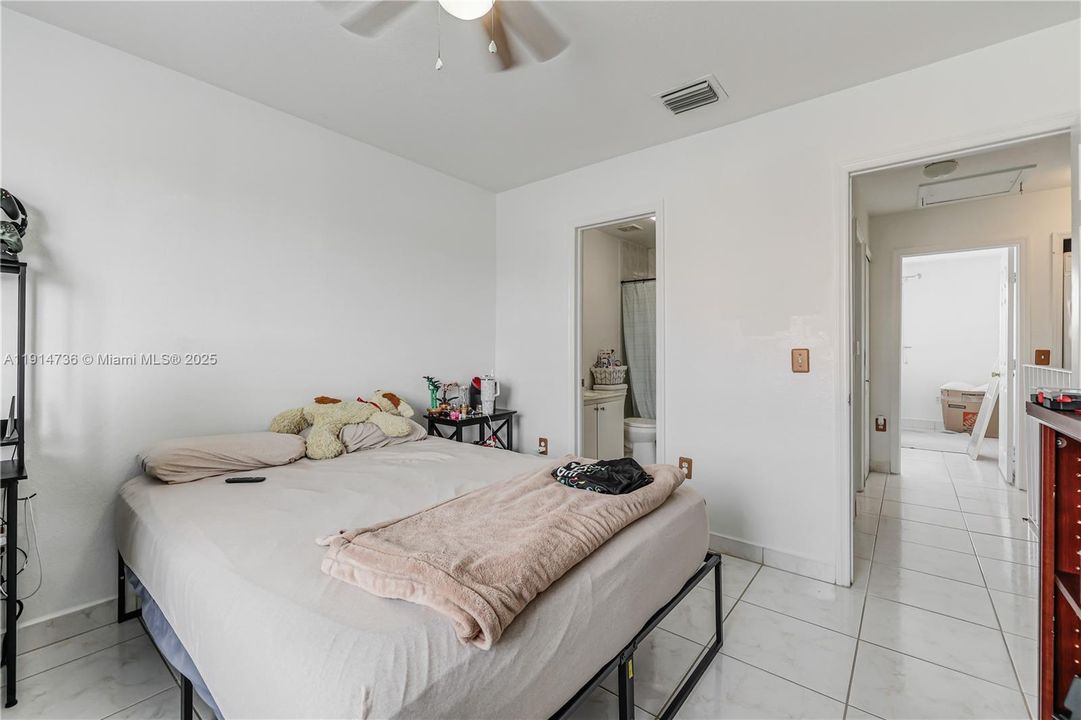 待售: $239,000 (2 贝兹, 1 浴室, 848 平方英尺)