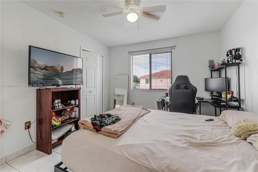 待售: $239,000 (2 贝兹, 1 浴室, 848 平方英尺)