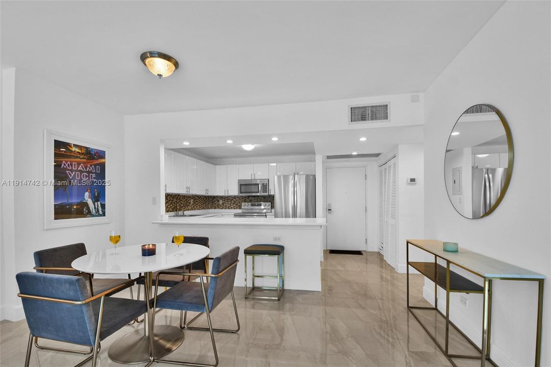 Под контрактом: $7,000 (1 спален, 1 ванн, 880 Квадратных фут)