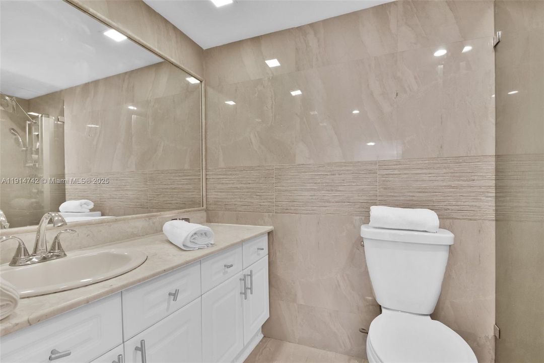 Под контрактом: $7,000 (1 спален, 1 ванн, 880 Квадратных фут)