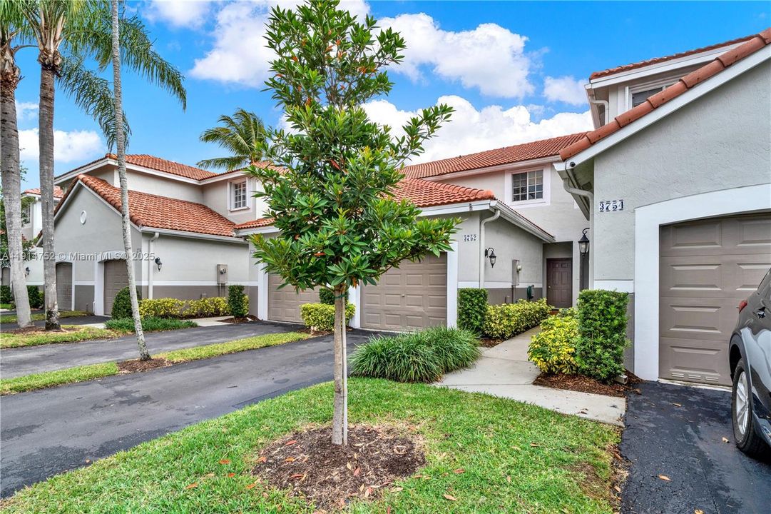 For Rent: $2,900 (2 beds, 2 baths, 1131 Square Feet)