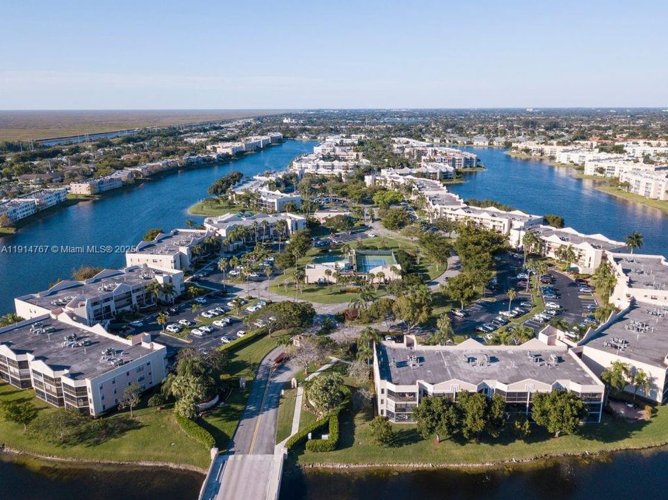 Под контрактом: $149,900 (2 спален, 2 ванн, 827 Квадратных фут)