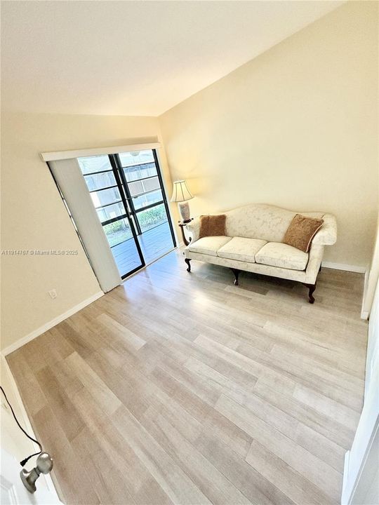 Под контрактом: $149,900 (2 спален, 2 ванн, 827 Квадратных фут)