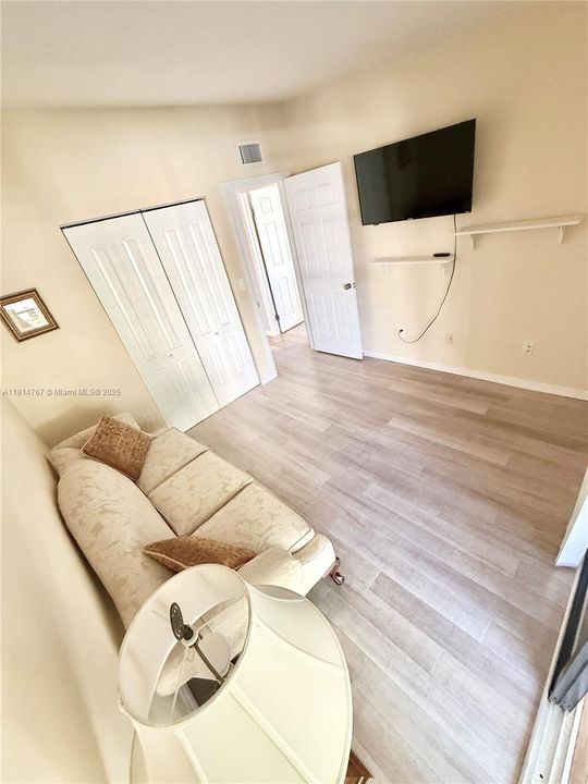 Под контрактом: $149,900 (2 спален, 2 ванн, 827 Квадратных фут)