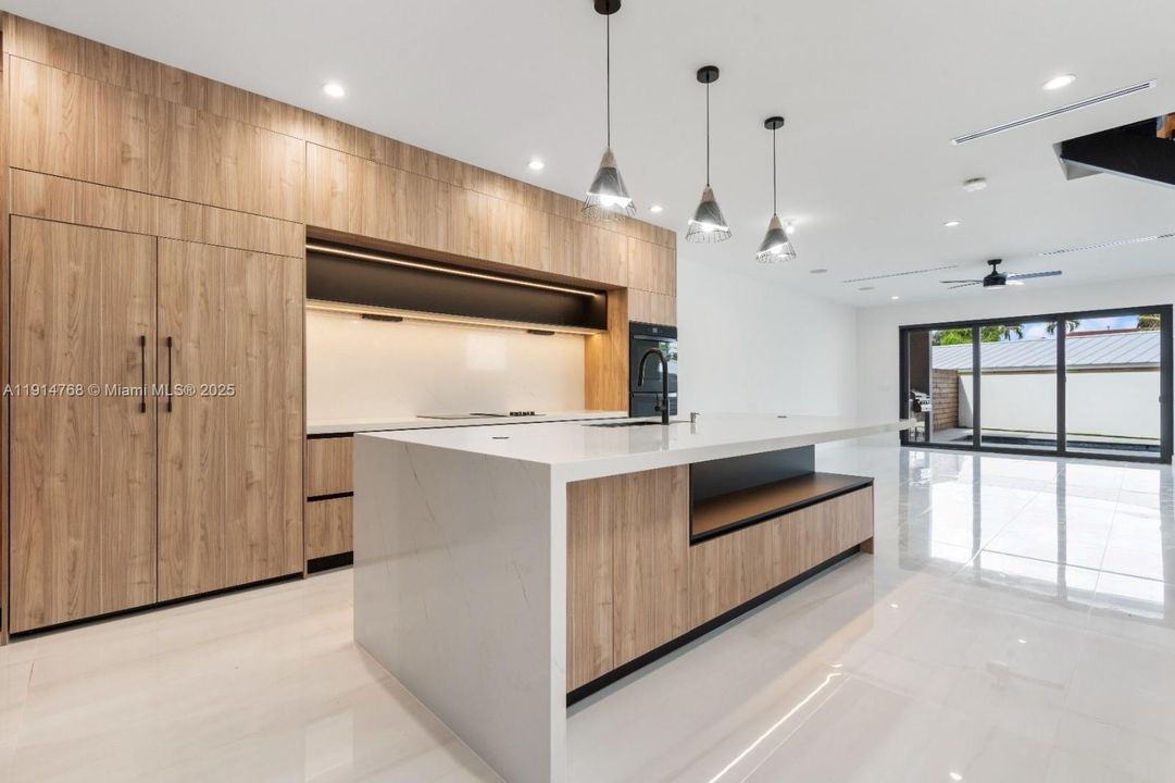 待售: $1,850,000 (4 贝兹, 3 浴室, 2392 平方英尺)