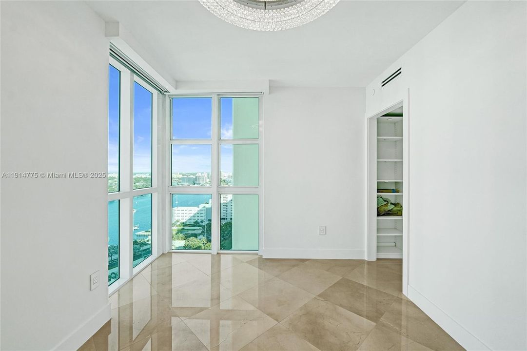 出租: $14,000 (2 贝兹, 2 浴室, 1905 平方英尺)