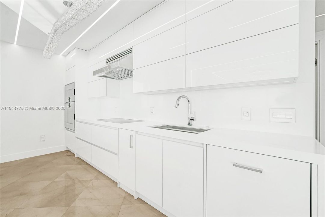 出租: $14,000 (2 贝兹, 2 浴室, 1905 平方英尺)