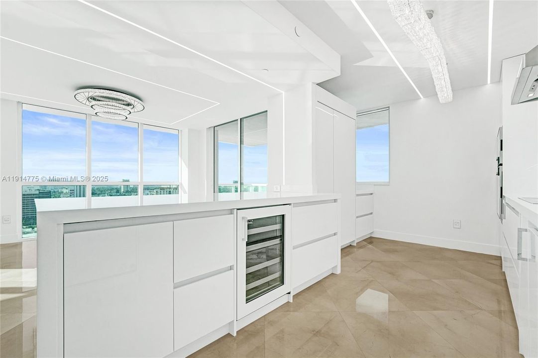 出租: $14,000 (2 贝兹, 2 浴室, 1905 平方英尺)