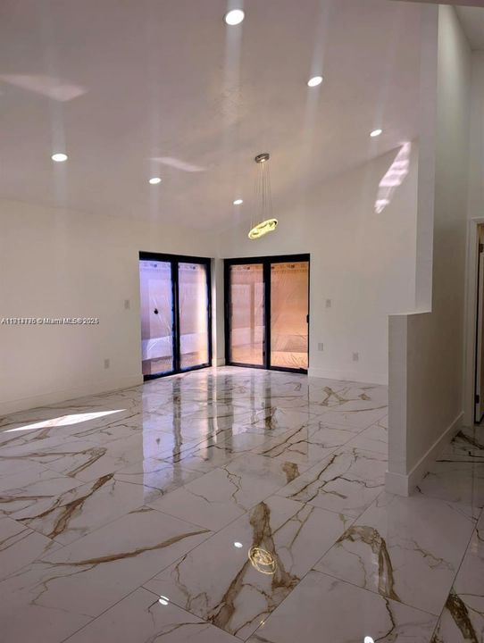 出租: $3,500 (3 贝兹, 2 浴室, 1416 平方英尺)