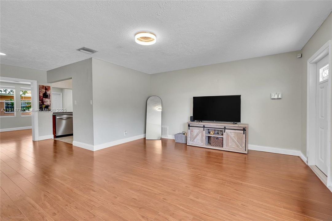 For Sale: $439,900 (3 beds, 2 baths, 1222 Square Feet)