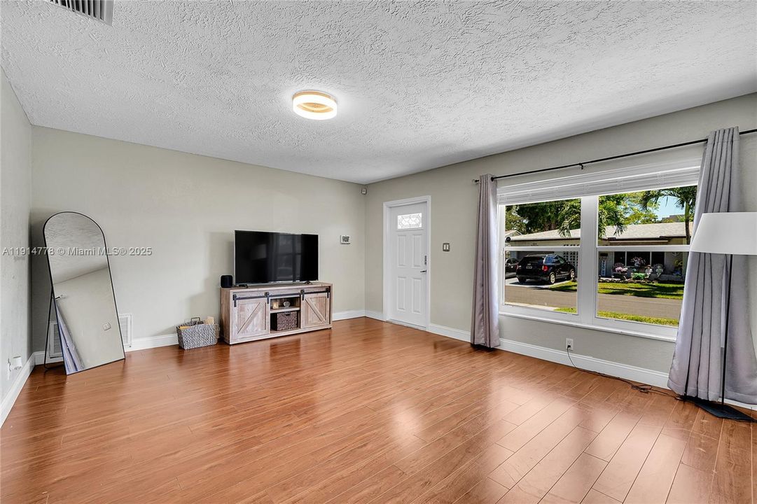 For Sale: $439,900 (3 beds, 2 baths, 1222 Square Feet)