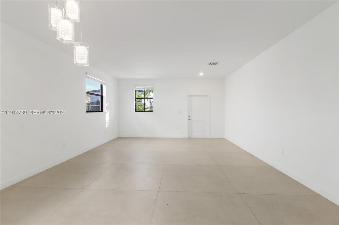 出租: $4,500 (5 贝兹, 3 浴室, 3252 平方英尺)