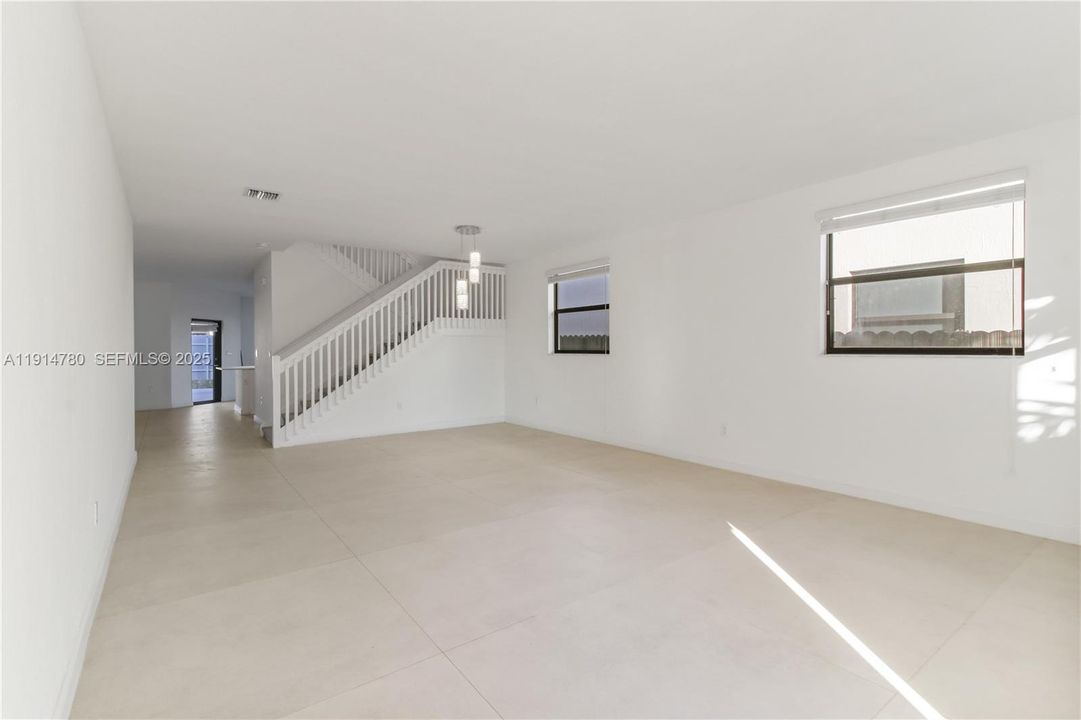 出租: $4,500 (5 贝兹, 3 浴室, 3252 平方英尺)