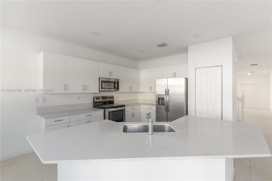 出租: $4,500 (5 贝兹, 3 浴室, 3252 平方英尺)