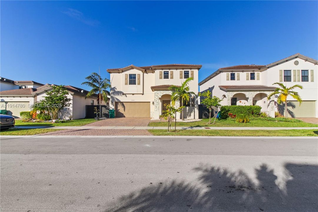 出租: $4,500 (5 贝兹, 3 浴室, 3252 平方英尺)