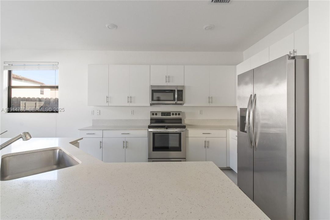 出租: $4,500 (5 贝兹, 3 浴室, 3252 平方英尺)