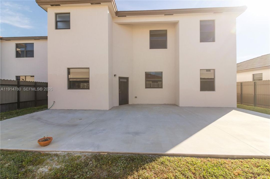 出租: $4,500 (5 贝兹, 3 浴室, 3252 平方英尺)