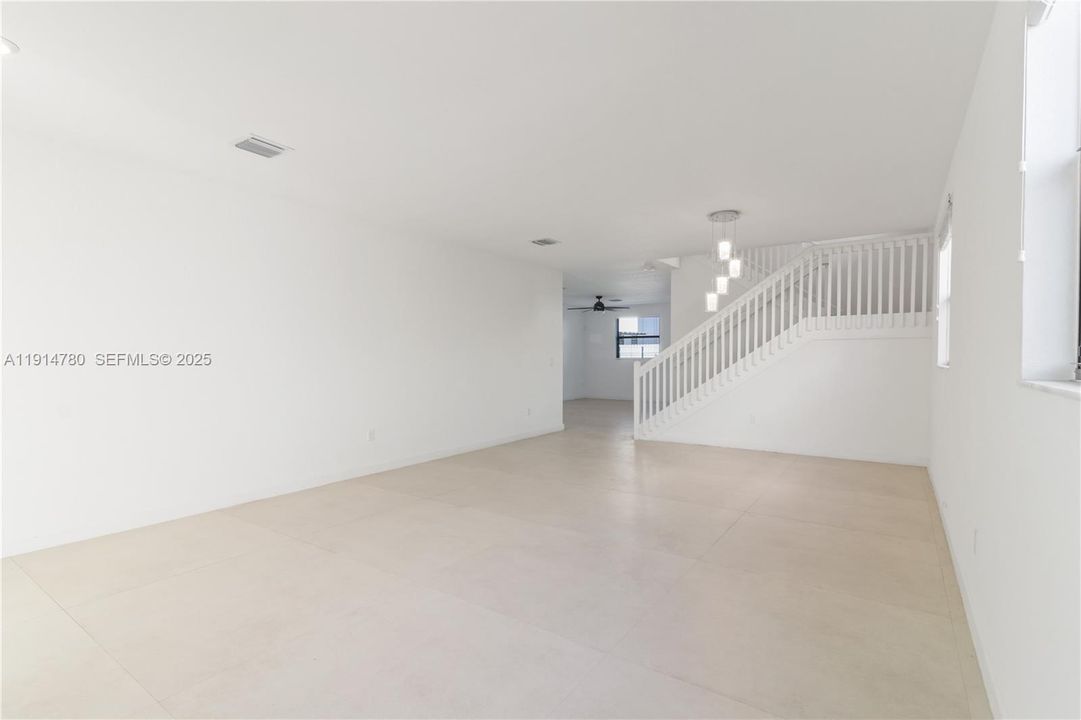 出租: $4,500 (5 贝兹, 3 浴室, 3252 平方英尺)