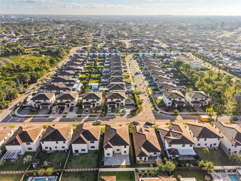 出租: $4,500 (5 贝兹, 3 浴室, 3252 平方英尺)