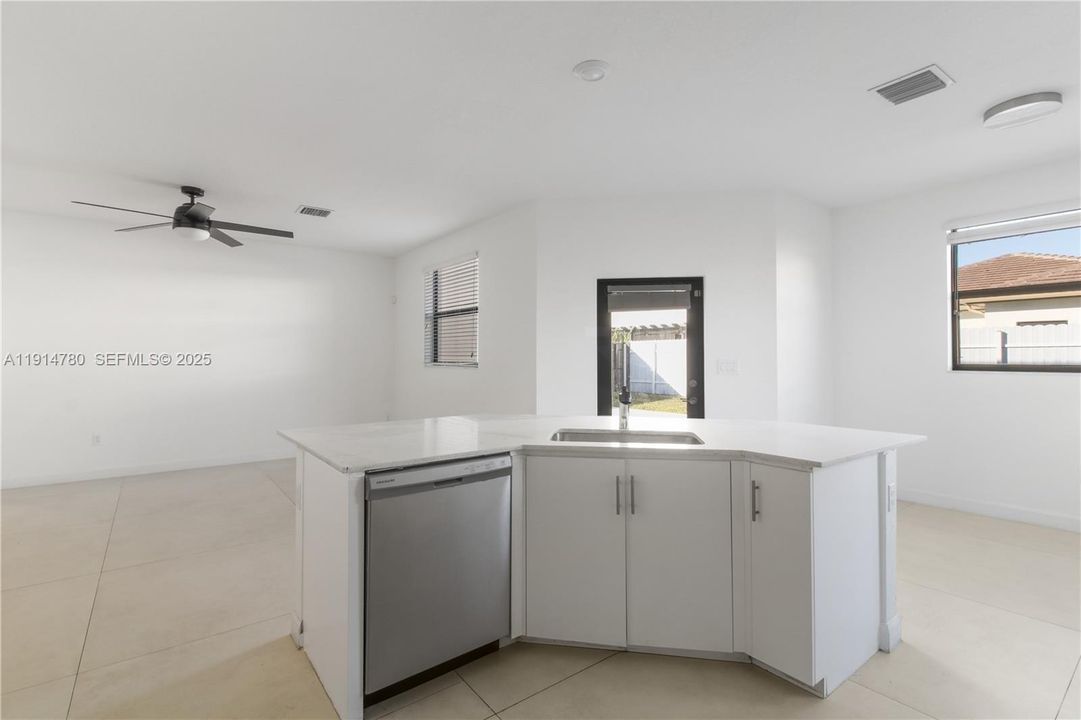 出租: $4,500 (5 贝兹, 3 浴室, 3252 平方英尺)