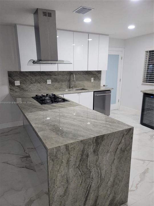 合同活跃: $3,499 (3 贝兹, 2 浴室, 1100 平方英尺)