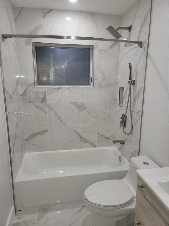 合同活跃: $3,499 (3 贝兹, 2 浴室, 1100 平方英尺)