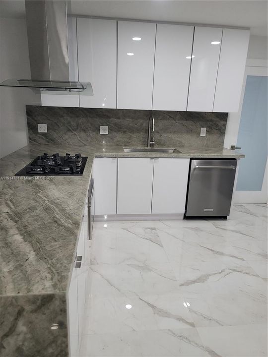 合同活跃: $3,499 (3 贝兹, 2 浴室, 1100 平方英尺)