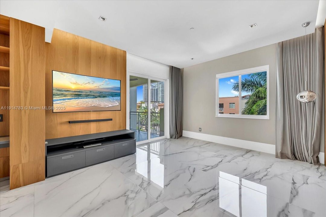 En Venta: $3,399,900 (4 camas, 3 baños, 2425 Pies cuadrados)