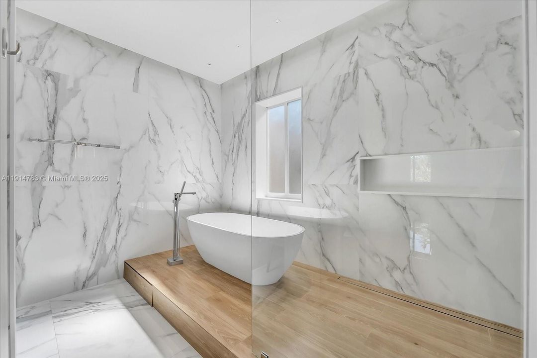 En Venta: $3,399,900 (4 camas, 3 baños, 2425 Pies cuadrados)