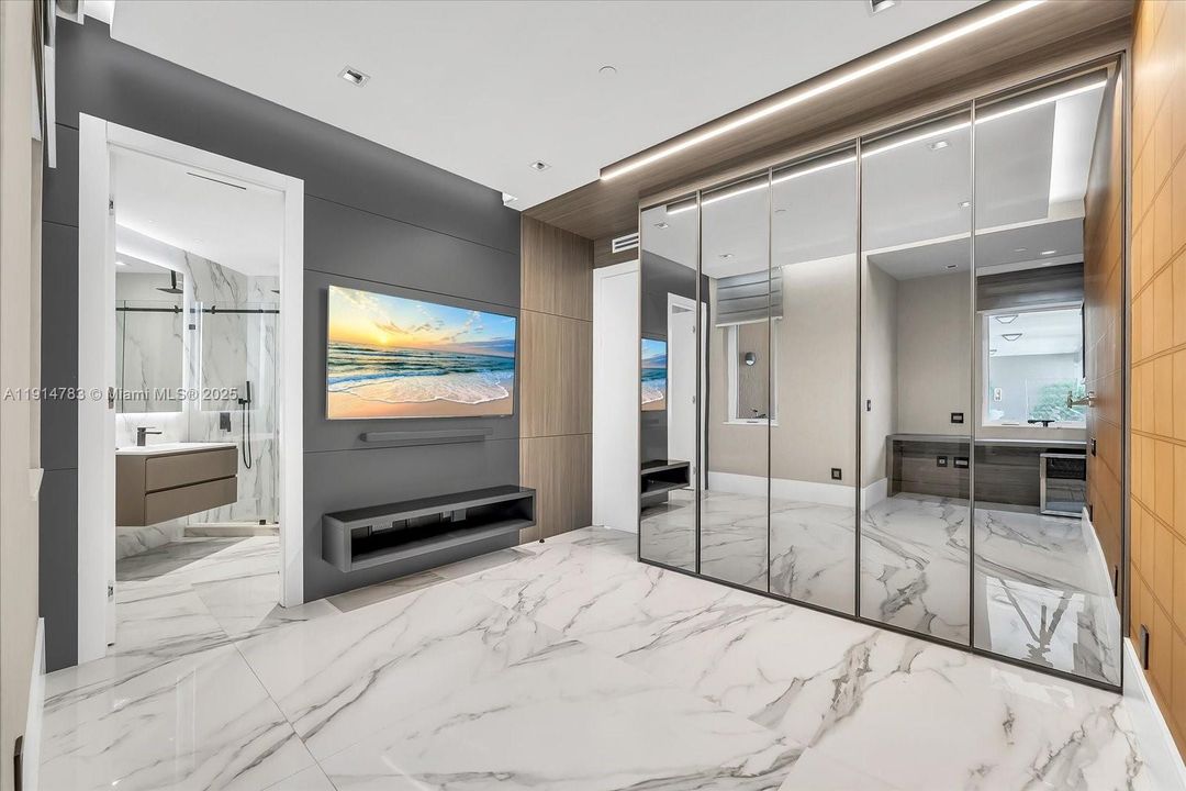 En Venta: $3,399,900 (4 camas, 3 baños, 2425 Pies cuadrados)