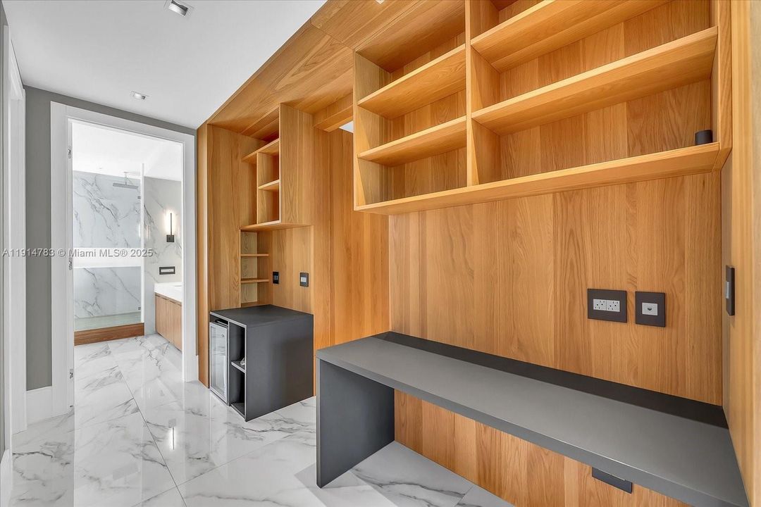 En Venta: $3,399,900 (4 camas, 3 baños, 2425 Pies cuadrados)