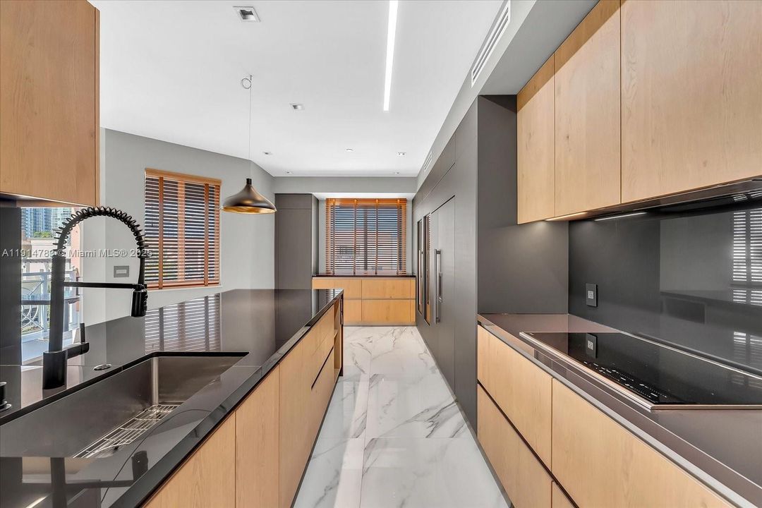 En Venta: $3,399,900 (4 camas, 3 baños, 2425 Pies cuadrados)