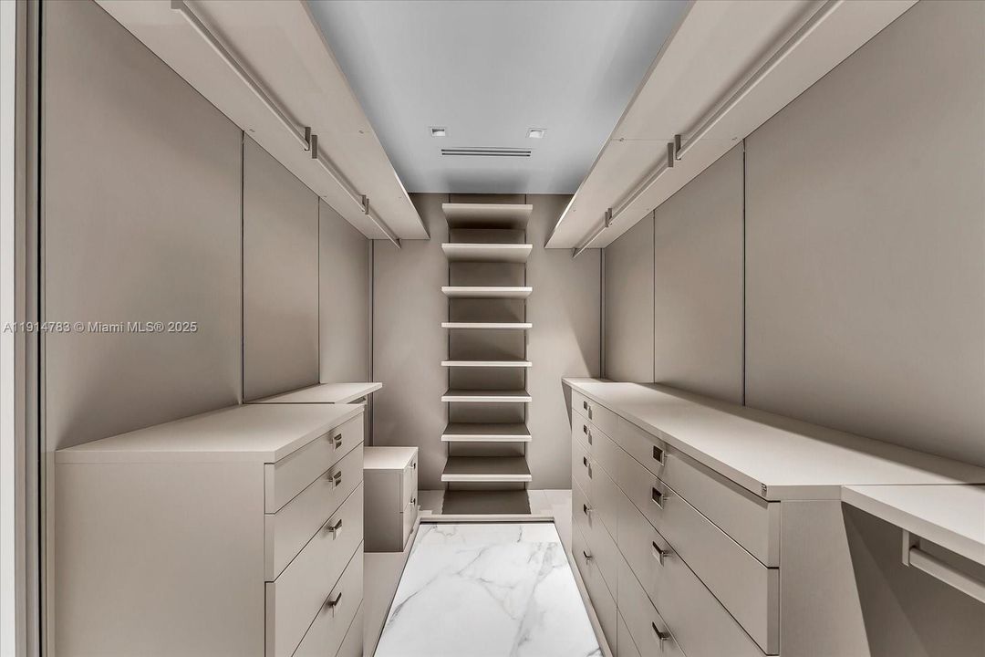 En Venta: $3,399,900 (4 camas, 3 baños, 2425 Pies cuadrados)