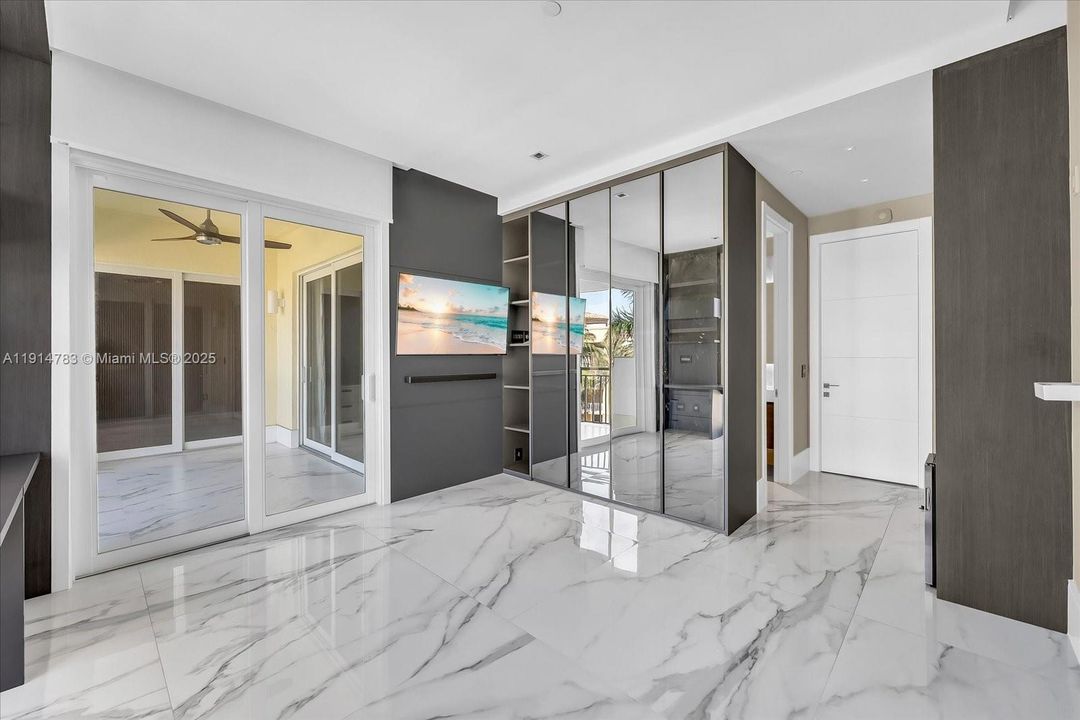 En Venta: $3,399,900 (4 camas, 3 baños, 2425 Pies cuadrados)