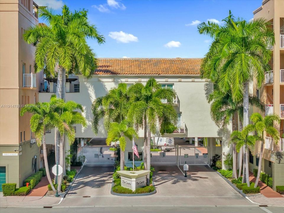 En Venta: $3,399,900 (4 camas, 3 baños, 2425 Pies cuadrados)