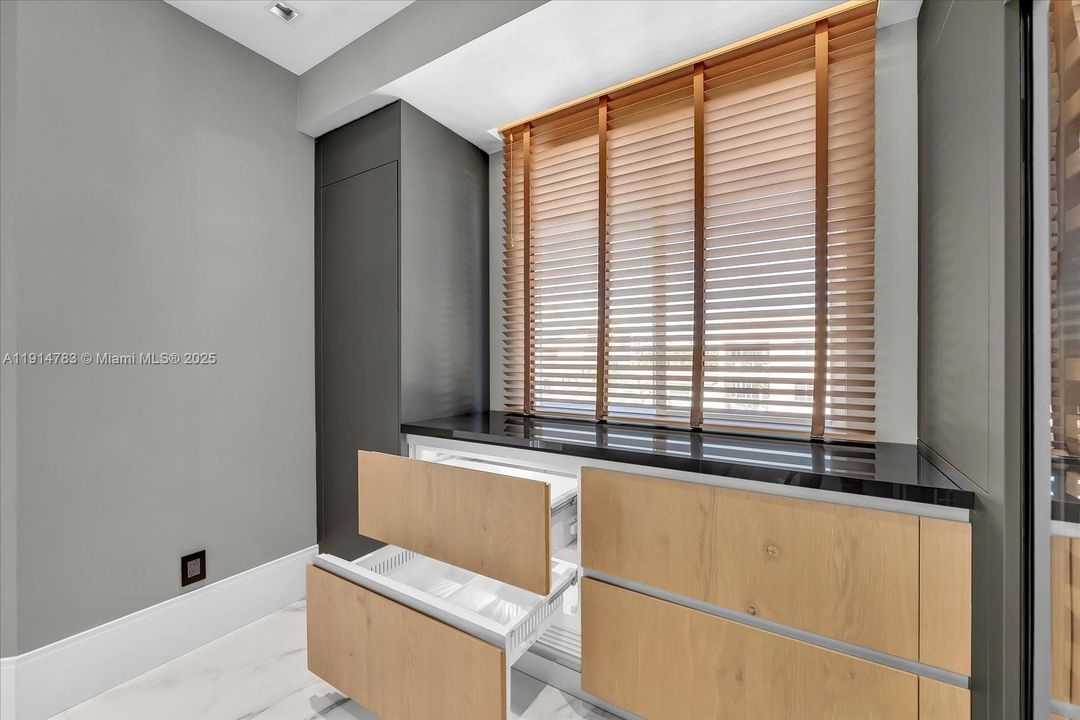 En Venta: $3,399,900 (4 camas, 3 baños, 2425 Pies cuadrados)