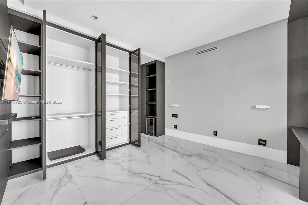 En Venta: $3,399,900 (4 camas, 3 baños, 2425 Pies cuadrados)