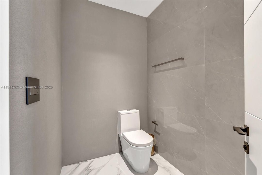 En Venta: $3,399,900 (4 camas, 3 baños, 2425 Pies cuadrados)