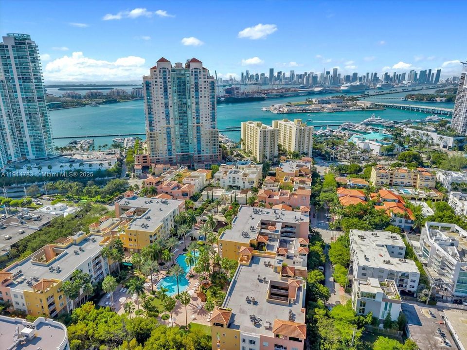 En Venta: $3,399,900 (4 camas, 3 baños, 2425 Pies cuadrados)