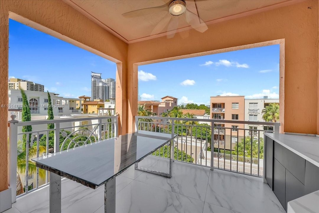 En Venta: $3,399,900 (4 camas, 3 baños, 2425 Pies cuadrados)