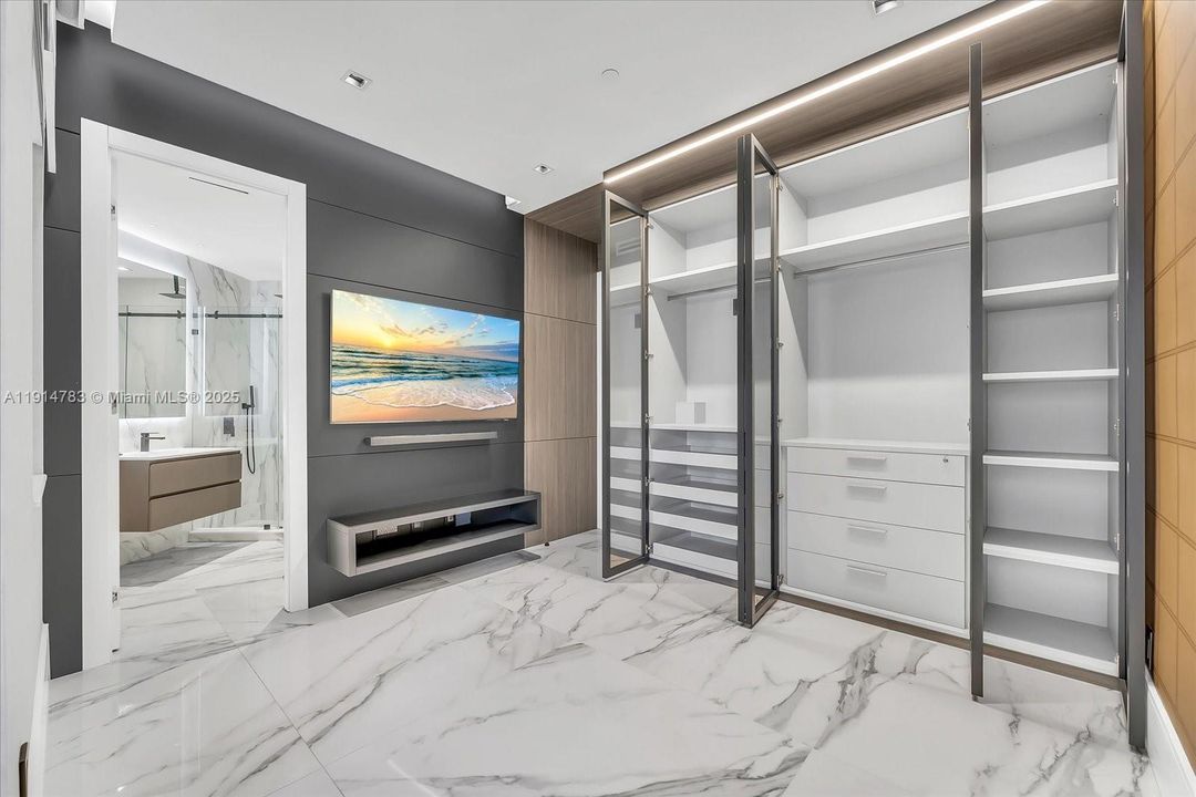 En Venta: $3,399,900 (4 camas, 3 baños, 2425 Pies cuadrados)