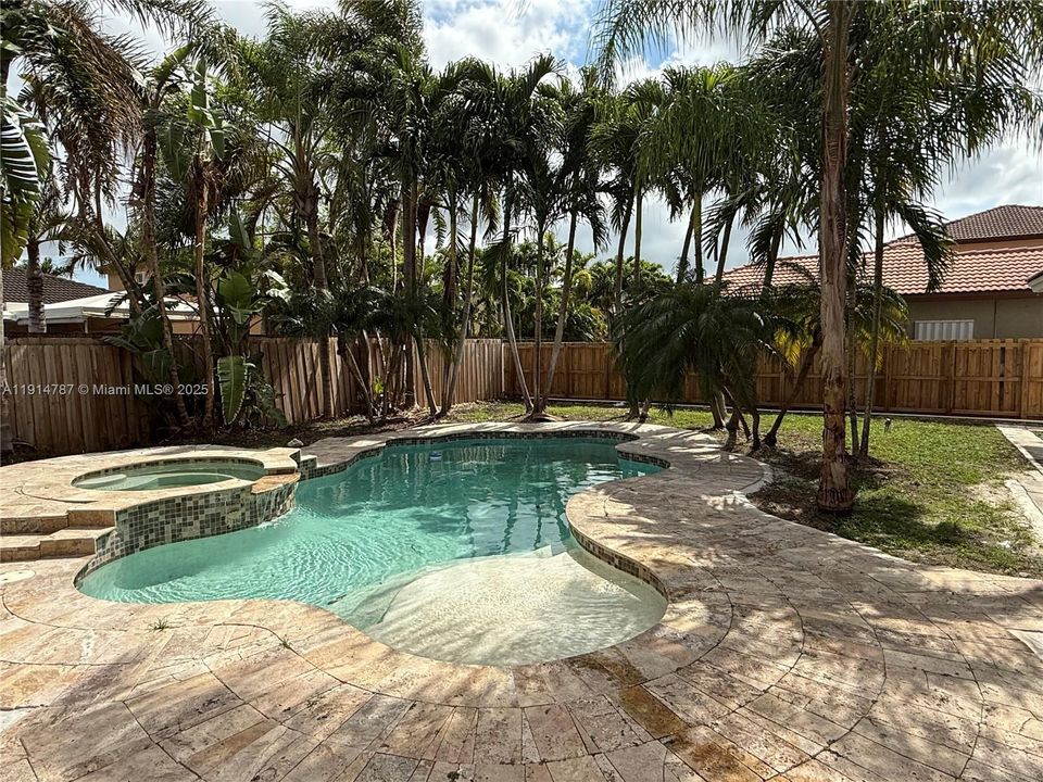 Activo con contrato: $4,000 (3 camas, 3 baños, 2603 Pies cuadrados)