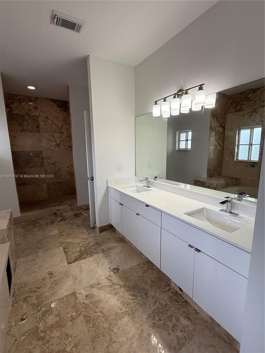 Activo con contrato: $4,000 (3 camas, 3 baños, 2603 Pies cuadrados)